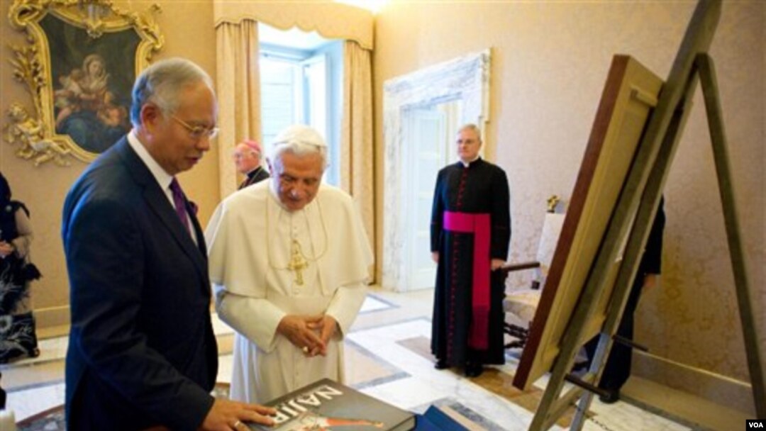 Paus Benediktus XVI menerima kunjungan PM Malaysia Najib Razak di kediaman Paus di Castelgandolfo, Roma selatan (18/7).