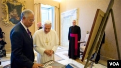 Paus Benediktus XVI menerima kunjungan PM Malaysia Najib Razak di kediaman Paus di Castelgandolfo, Roma selatan (18/7).