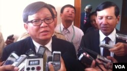 Negotiators for the ruling and opposition parties Prum Sokha (right) and Son Chhay (left) brief media after the two sides agreed to form special team to investigate allegations of election irregularities.