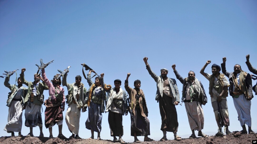 Pemberontak Houthi meneriakkan slogan-slogan setelah berhasil menguasai sebuah divisi militer di Sanaa, Yaman, 22 Sepetember 2014. (Foto: AP)