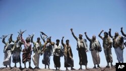 Pemberontak Houthi meneriakkan slogan-slogan setelah berhasil menguasai sebuah divisi militer di Sanaa, Yaman, 22 Sepetember 2014. (Foto: AP)