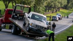 Una grúa se lleva la camioneta que impactó contra el autobús con más de 50 trabajadores agrícolas, el martes 14 de mayo de 2024, en Ocala, Florida. El conductor Bryan Maclean Howard fue acusado de ocho cargos de homicidio involuntario.