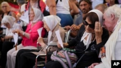 Taty Almeida, segunda a la derecha, integrante de Madres de Plaza de Mayo, se suma a una protesta frente a la Secretaría de Derechos Humanos contra los despidos del gobierno de Javier Milei, en Buenos Aires, Argentina, el viernes 27 de diciembre de 2024.