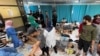 Sejumlah warga Palestina yang terluka akibat serangan Israel diobati di Rumah Sakit Indonesia di Gaza, pada 16 November 2023. (Foto: Reuters/Fadi Alwhidi)