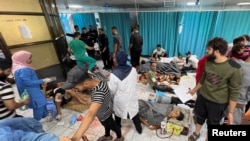 Sejumlah warga Palestina yang terluka akibat serangan Israel dirawat di Rumah Sakit Indonesia di Jalur Gaza pada 16 November 2023. (Foto: Reuters/Fadi Alwhidi)