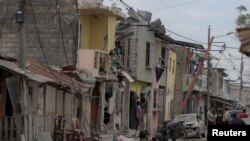 Miembros de las fuerzas de seguridad revisan el área de una explosión que dejó heridos y otros muertos y destruyó varias casas y vehículos, según informes de medios locales, en el sur de Guayaquil, Ecuador, 14 de agosto de 2022.