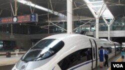 Kereta api CRH380A buatan Tiongkok, sedang diparkir. Tiongkok berambisi memimpin teknologi kereta api cepat dunia.