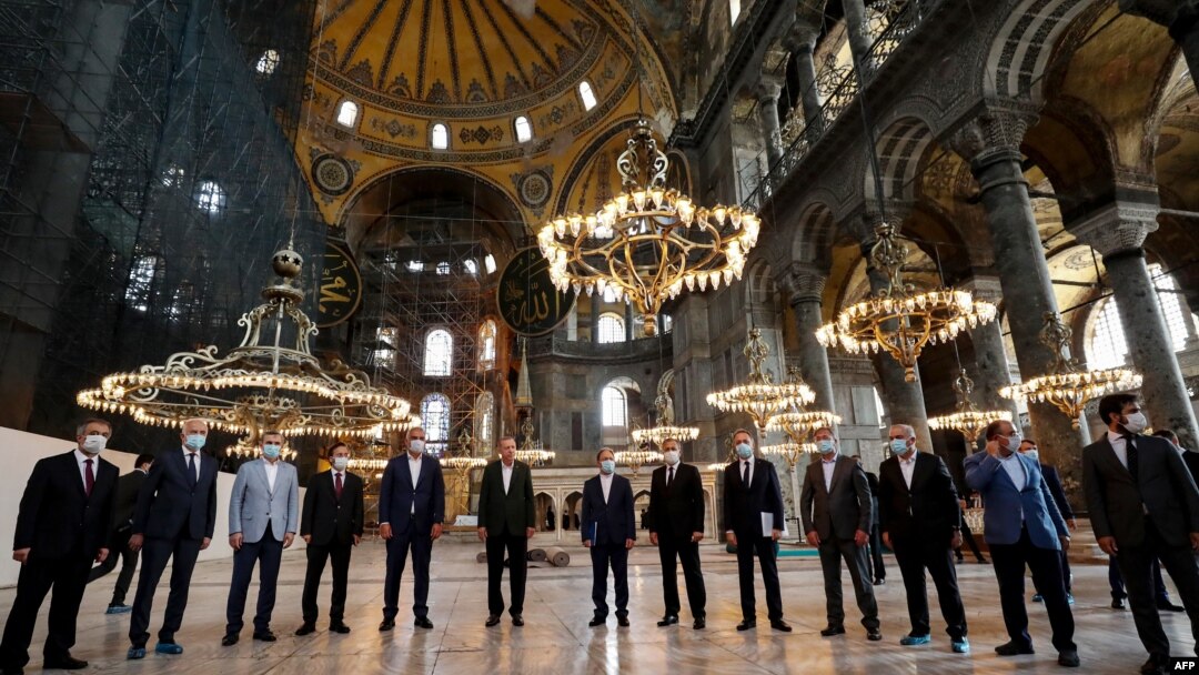 Presiden Turki Recep Tayyip Erdogan dan Menteri Kebudayaan dan Pariwisata Turki saat mengunjungi Hagia Sophia di Istanbul, 19 Juli 2020 lalu (foto: dok). 
