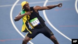 Su victoria arrancó la ovación de la enorme multitud que asistió el domingo al estadio olímpico de Rio, donde Bolt intentará ganar también los 200 metros y el relevo de 4X100 por tercera vez.