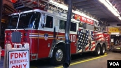 Mobil pemadam kebakaran di stasiun dekat World Trade Center di New York City. (Foto: VOA / Sandra Lemaire)