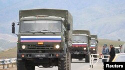 Azerbaycan'ın Dağlık Karabağ bölgesinden Ermenistan'a gitmek üzere ayrılan Rus barış güçlerinin araçları. 22 Eylül 2023.