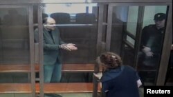 ولادیمیر کارا-مورزا، چهره اپوزیسیون روسیه، در قفس شیشه‌ای در دادگاه مسکو