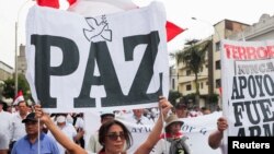 Manifestantes participan en una marcha pidiendo paz, luego de violentas protestas en el país, tras el derrocamiento y arresto del expresidente Pedro Castillo, en Lima, el 3 de enero de 2023.