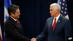 El vicepresidente Mike Pence, derecha, ha participado de reuniones bilaterales con el presidente de Honduras, Juan Orlando Hernández, así como con otros líderes de países del Triángulo del Norte para discutir sobre el tema migratorio y recursos para los centroamericanos.