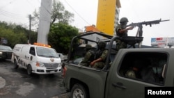 En la imagen de archivo, fuerzas de la policía en Monterrey, México operan para la captura de un exagente vinculado al cartel de los Beltrán-Leyva en 2010..
