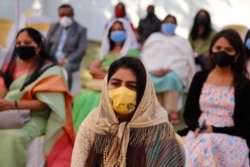 Jemaat gereja menjaga jarak saat menghadiri misa Natal di Ahmedabad, India, Jumat, 25 Desember 2020. (Foto: AP/Ajit Solanki)