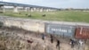 Los migrantes caminan a orillas del río Grande para encontrar una manera de ingresar a EEUU, en Eagle Pass, Texas, el 27 de febrero de 2024. REUTERS/Go Nakamura