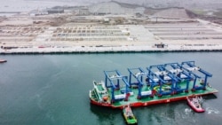 资料照片：秘鲁总统府2024年6月14日发布的照片显示仍在建设中的钱凯港口码头和首批电动起重机。