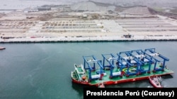 资料照片：秘鲁总统府2024年6月14日发布的照片显示仍在建设中的钱凯港口码头和首批电动起重机。