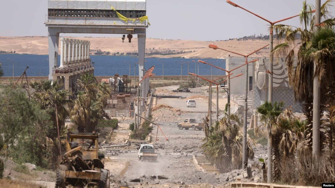 Các lực lượng dân chủ Syria chiếm lại đập Tabqa trên sông Euphrates từ các phiến quân Nhà nước Hồi giáo. Các cuộc không kích của liên minh Mỹ đã tiêu diệt 3 thủ lĩnh của IS trong tháng qua.
