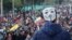 Un hombre usando una máscara de Guy Fawkes en la nuca se une a protestas contra el gobierno del presidente Lenín Moreno en Quito, Ecuador, el martes 8 de octubre de 2019. (AP Foto/Fernando Vergara).