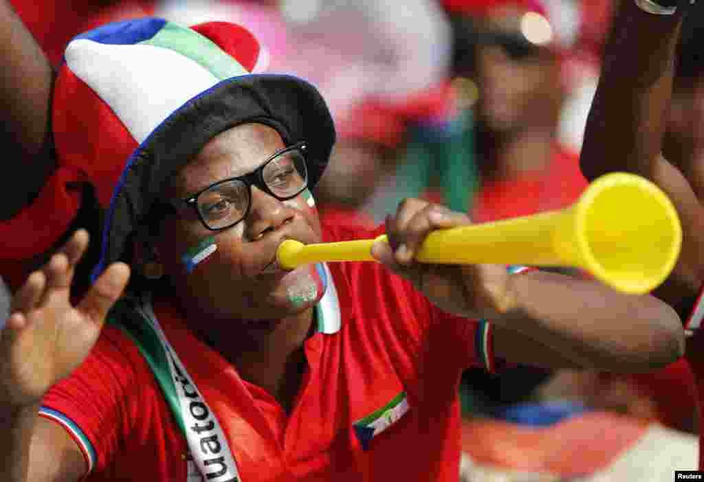 Um adepto sopra uma vuvuzela no jogo de abertura do CAN em Bata Jan 17, 2015.&nbsp;