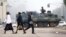 Una tanqueta del ejército patrulla una calle en Harare, la capital de Zimbabue, controlada desde este miércoles por los militares.