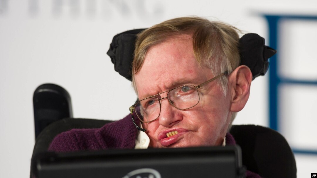 Stephen Hawking saat menghadiri penayangan perdana firlm "The Theory of Everything," sebuah film yang dibuat berdasarkan kisah hidupnya, di London, 9 Desember 2014. 