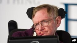 Stephen Hawking saat menghadiri penayangan perdana firlm "The Theory of Everything," sebuah film yang dibuat berdasarkan kisah hidupnya, di London, 9 Desember 2014. 