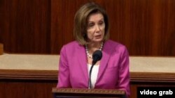 Ketua DPR AS, Nancy Pelosi berbicara di gedung Capitol hari Rabu (17/7). 