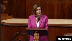 La presidente de la Cámara de Representantes de EE.UU., Nancy Pelosi, demócrata por California, se dirige al pleno de la cámara durante una votación sobre una propuesta para iniciar un proceso de juicio político contra el presidente Donald Trump. Julio 17 de 2019.