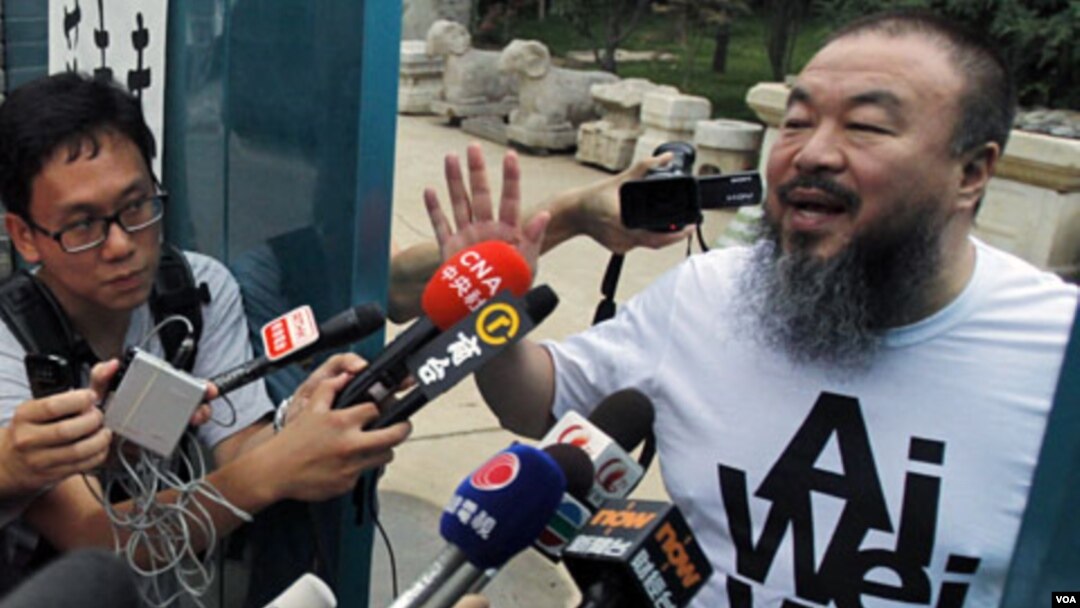 Seniman dan aktivis Tiongkok Ai Weiwei tidak berkomentar banyak kepada wartawan setelah pembebasannya dengan jaminan.