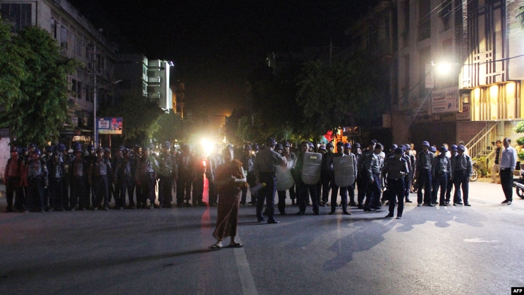 Polisi Myanmar menjaga ketat jalanan kota Mandalay, Myanmar pasca kerusuhan sektarian (2/7).