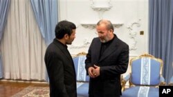 ປະທານທິບໍດີອີຣ່ານ ທ່ານ Mahmoud Ahmadinejad (ຊ້າຍ) ແລະລັດຖະມົນຕີການຕ່າງປະເທດ ທ່ານ Manouchehr Mottaki