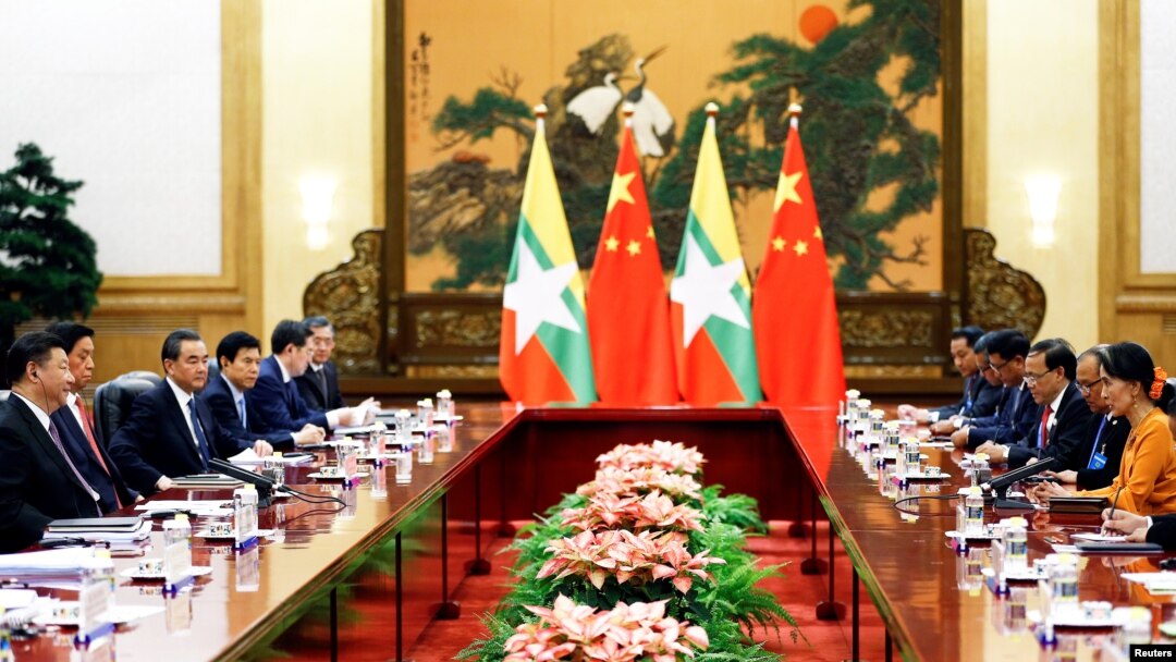 Bà Aung San Suu Kyi thảo luận với Chủ tịch Tập Cận Bình tại Đại sảnh Nhân dân ở Bắc Kinh ngày 16/6/2017.