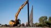 Constructores colocan una sección de la barrera fronteriza financiada por el Pentágono, a lo largo del río Colorado, en Yuma, Arizona. Sep. 10 de 2019. Foto AP.