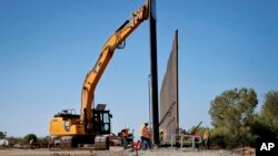 Constructores colocan una sección de la barrera fronteriza financiada por el Pentágono, a lo largo del río Colorado, en Yuma, Arizona. Sep. 10 de 2019. Foto AP.