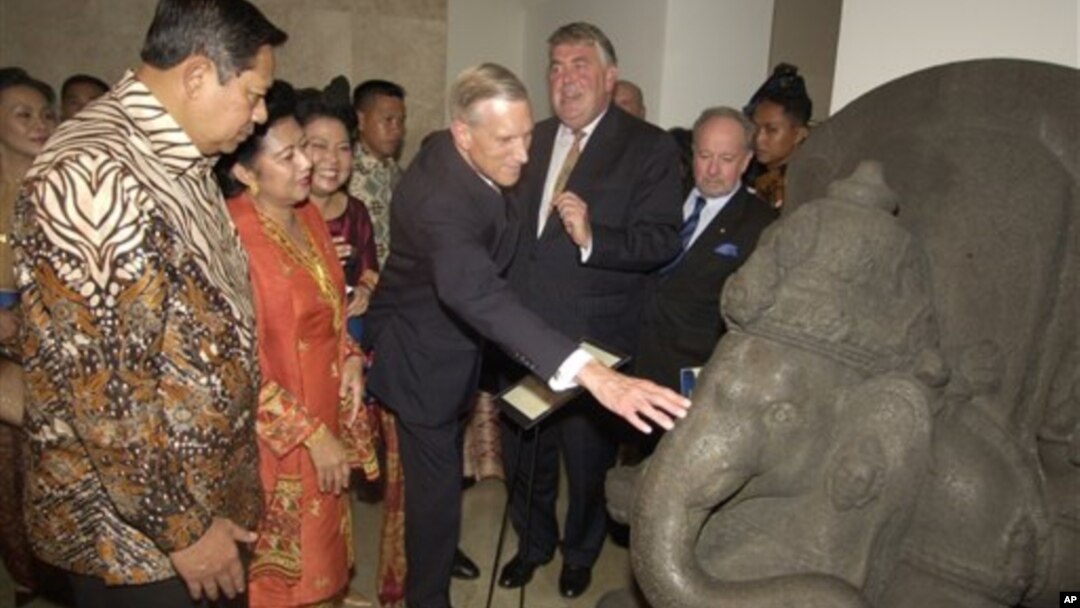 Dalam foto tertanggal 18-8-2005 ini Presiden Yudhoyono dan Ketua Jaringan Museum Asia-Eropa, Stevem Engelsman, mengamati Patung Ganesha di Museum Nasional Jakarta. Empat artefak emas di museum itu dilaporkan hilang pada 11-9-2013.