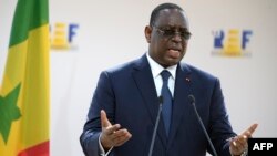 Le président sénégalais Macky Sall fait un geste en s'adressant à la réunion d'été de l'association patronale MEDEF au complexe hippique de Longchamp, à Paris le 27 août 2020.