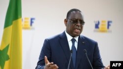 Le président sénégalais Macky Sall fait un geste en s'adressant à la réunion d'été de l'association patronale MEDEF au complexe hippique de Longchamp, à Paris le 27 août 2020.