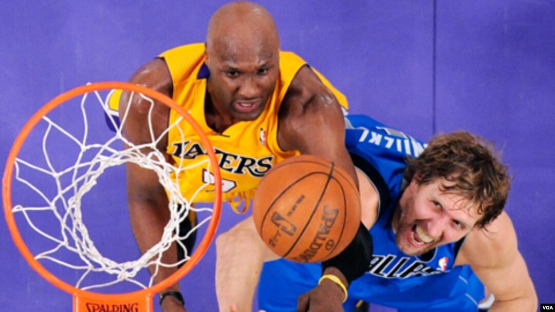 Lamar Odom, kiri, berebut bola dengan Dirk Nowitzki dari Dallas Mavericks ketika masih membela LA Lakers bulan Mei silam di Los Angeles (foto:dok).