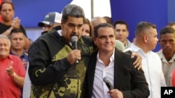 ARCHIVO - El presidente venezolano Nicolás Maduro abraza al empresario y ministro Alex Saab durante un evento político en Caracas, el 23 de enero de 2024.