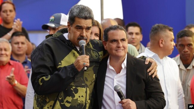 ARCHIVO - El presidente venezolano Nicolás Maduro abraza al empresario y ministro Alex Saab durante un evento político en Caracas, el 23 de enero de 2024.