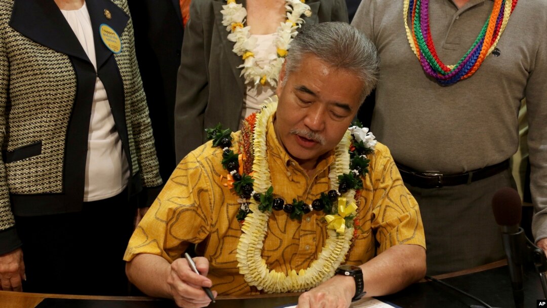 Gubernur Hawaii David Ige menandatangani aturan yang melegalkan pasien untuk bunuh diri dengan bantuan dokter, Kamis, 5 April 2018. 