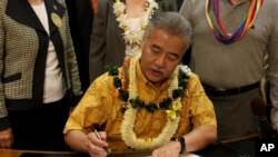 Gubernur Hawaii David Ige menandatangani aturan yang melegalkan pasien untuk bunuh diri dengan bantuan dokter, Kamis, 5 April 2018. 