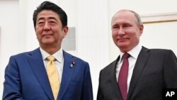 PM Jepang Shinzo Abe (kiri) dan Presiden Rusia Vladimir Putin dalam pertemuan di Kremlin, Rusia 22 Januari 2019. 