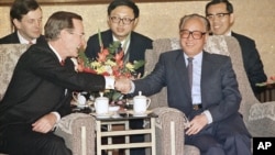 1989年2月26日，美国总统乔治·布什和中共总书记赵紫阳在北京人民大会堂举行会谈时握手。