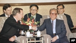 1989年2月26日，美國總統 H.W.布殊和中國總理兼中共總書記趙紫陽在北京人民大會堂舉行會談時握手。