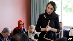 La première ministre Jacinda Ardern s’adresse aux représentants de la communauté musulmane, le samedi 16 mars 2019 au Canterbury Refugee Centre à Christchurch, en Nouvelle-Zélande, un jour après le massacre de deux mosquées à la ville. (Bureau du Premier ministre de Nouvelle-Zéla