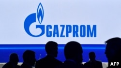 Yevropa Ittifoqi Rossiya gazidan voz kecha boshladi. “Gazprom” o`rnini suyultirilgan sanoat gazi ishlab chiqaruvchi AQSh, Norvegiya, Qatarga tegishli energetik kompaniyalar egalladi.